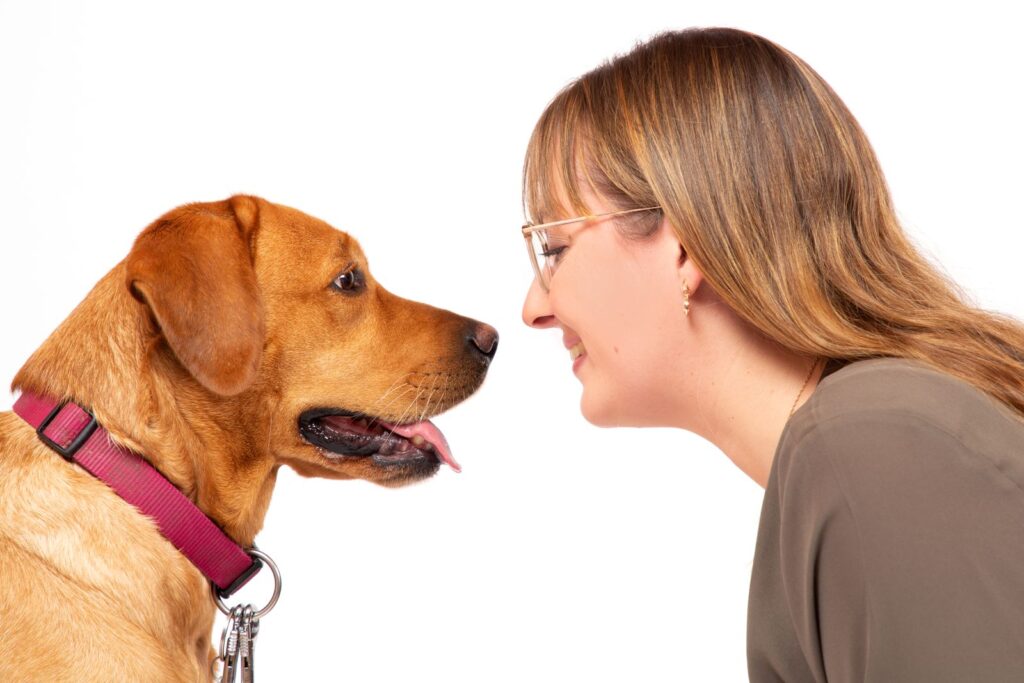 Therapiehund Meggy mit Therapeutin Jasmin Fos
